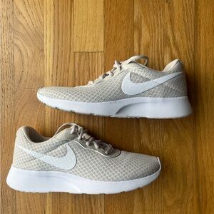 NWOT Women’s Nike Sneakers